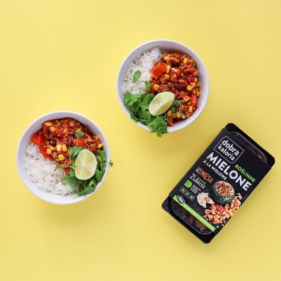 Meatless chili with plant-based ground meat—perfect for lunch or dinner